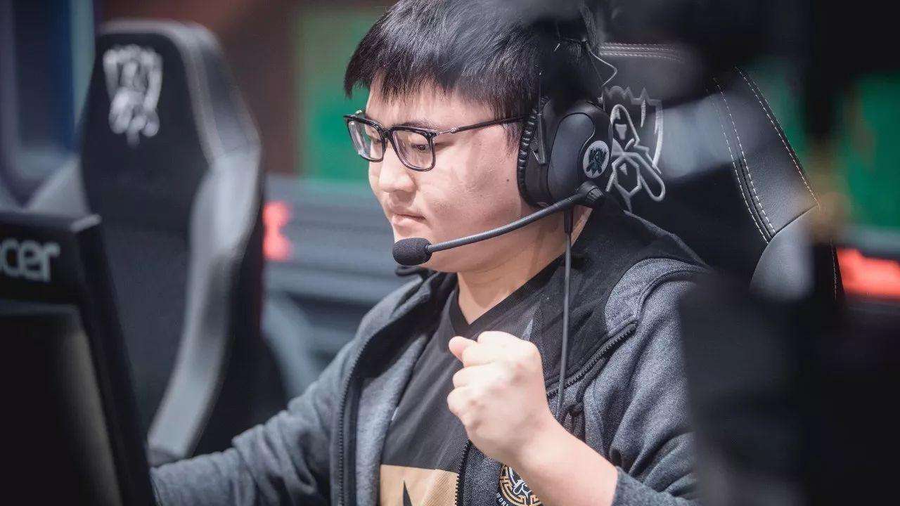 FPX观众热烈欢呼！，Uzi迎来五赛季出色发挥观众掌声雷动的简单介绍